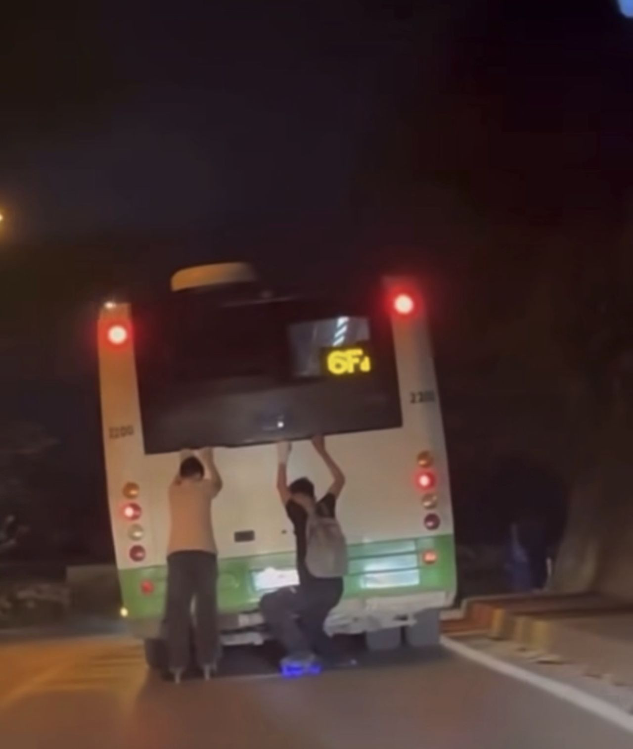 Patenli Gençlerin Tehlikeli Otobüs Yolculuğu Kamerada - Sayfa 1