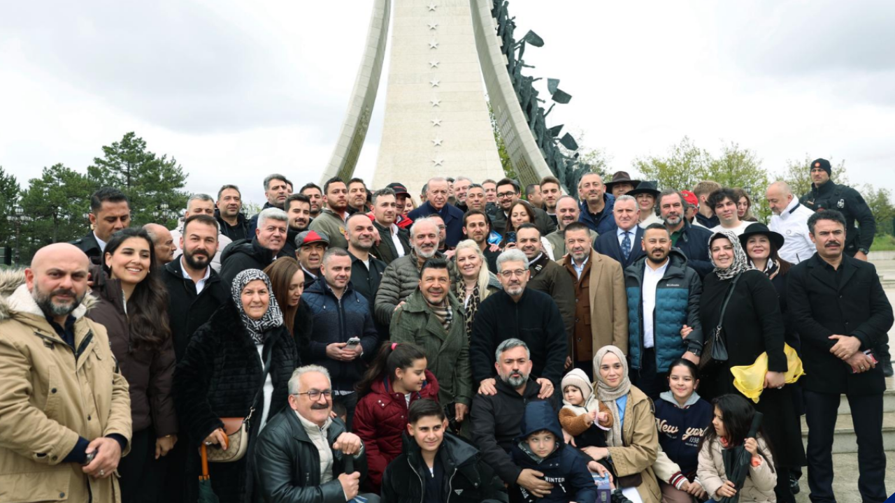 Erdoğan'dan Külliye'de Ralli Sürprizi: İpek Yolu Sporcularını Ağırladı - Sayfa 1