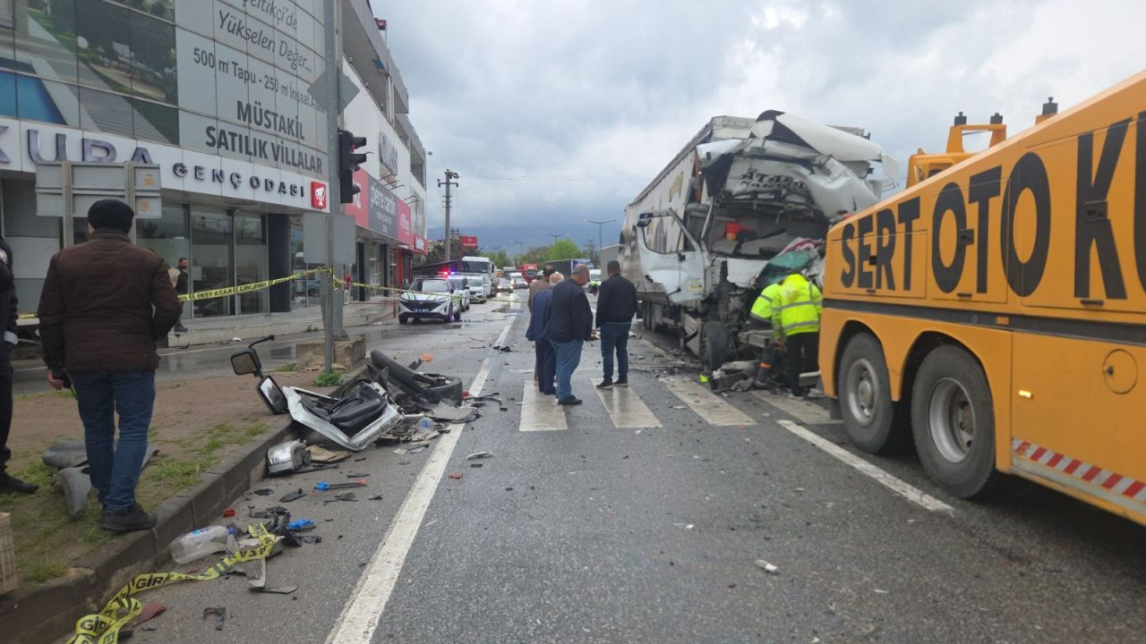 Tır, Işıkta Bekleyen Tankere Çarptı: 1 Ölü - Sayfa 2
