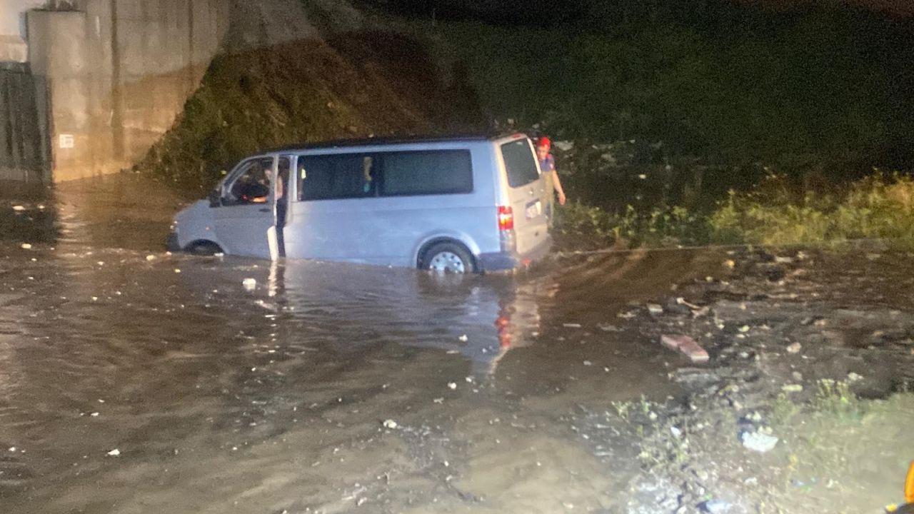 Suya Gömülen Araçta Anne ve Oğlu Mahsur Kaldı: Ekipler Seferber Oldu - Sayfa 4