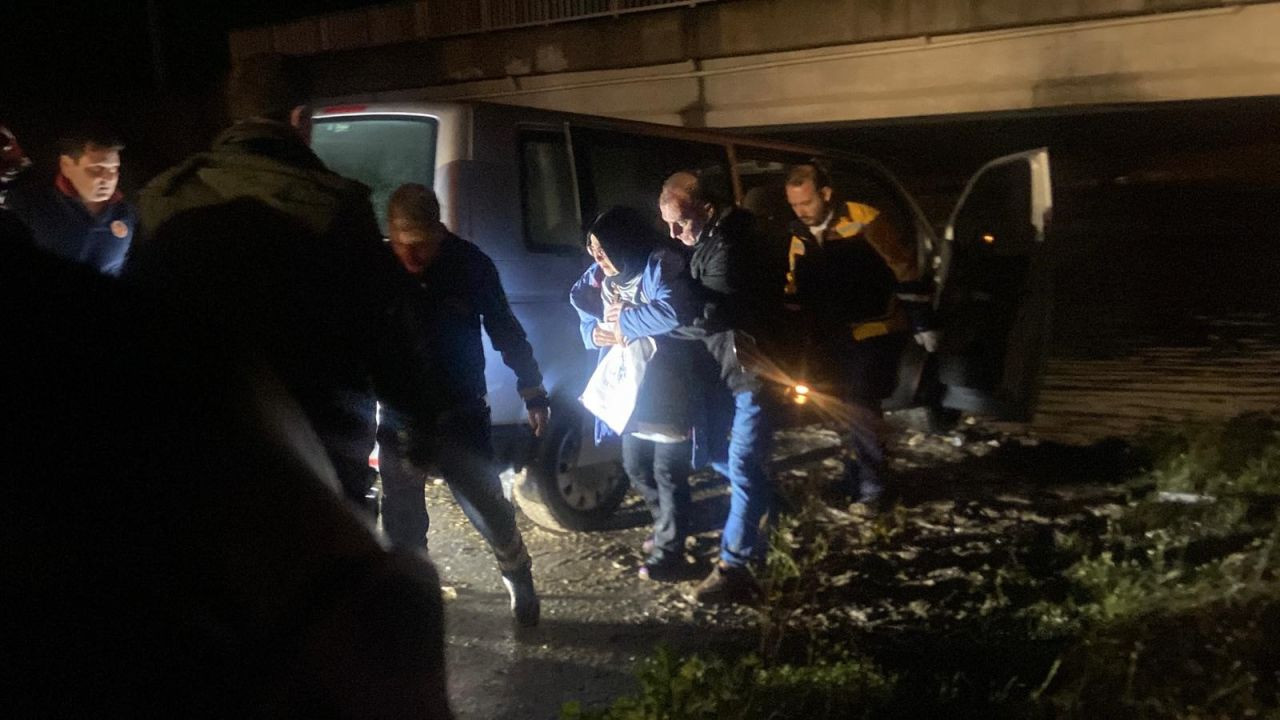 Suya Gömülen Araçta Anne ve Oğlu Mahsur Kaldı: Ekipler Seferber Oldu - Sayfa 2
