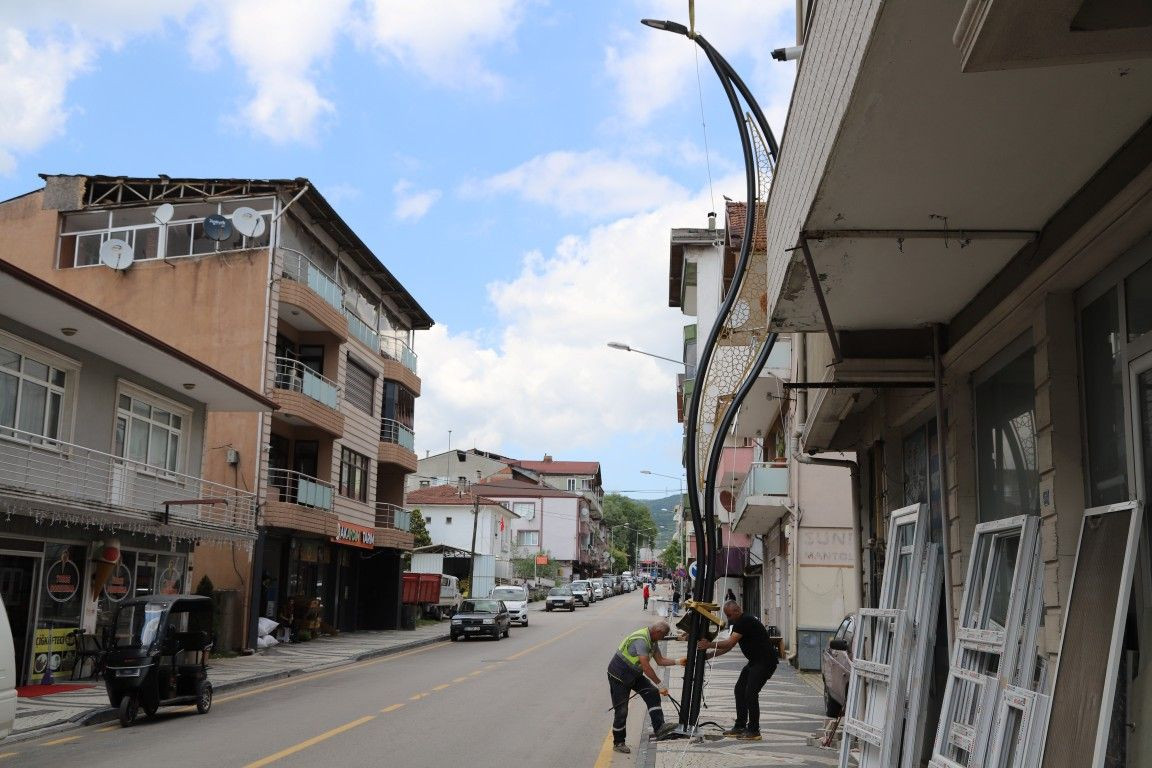Hendek’te Remzi Efendi Caddesi Modern Aydınlatmaya Kavuşuyor - Sayfa 4