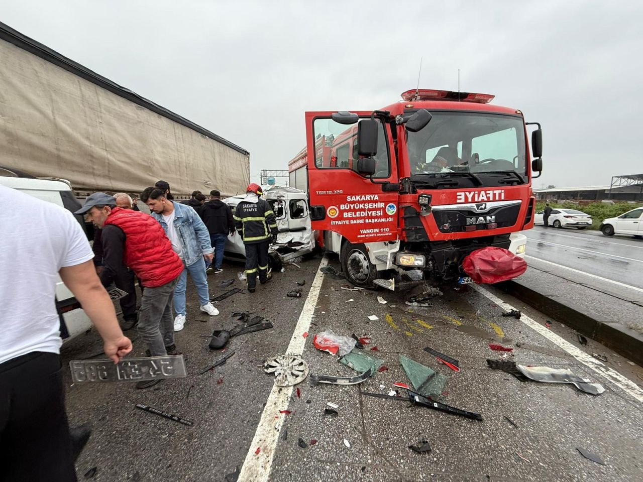 İtfaiye Aracının da Karıştığı Zincirleme Kaza: 4 Yaralı - Sayfa 2