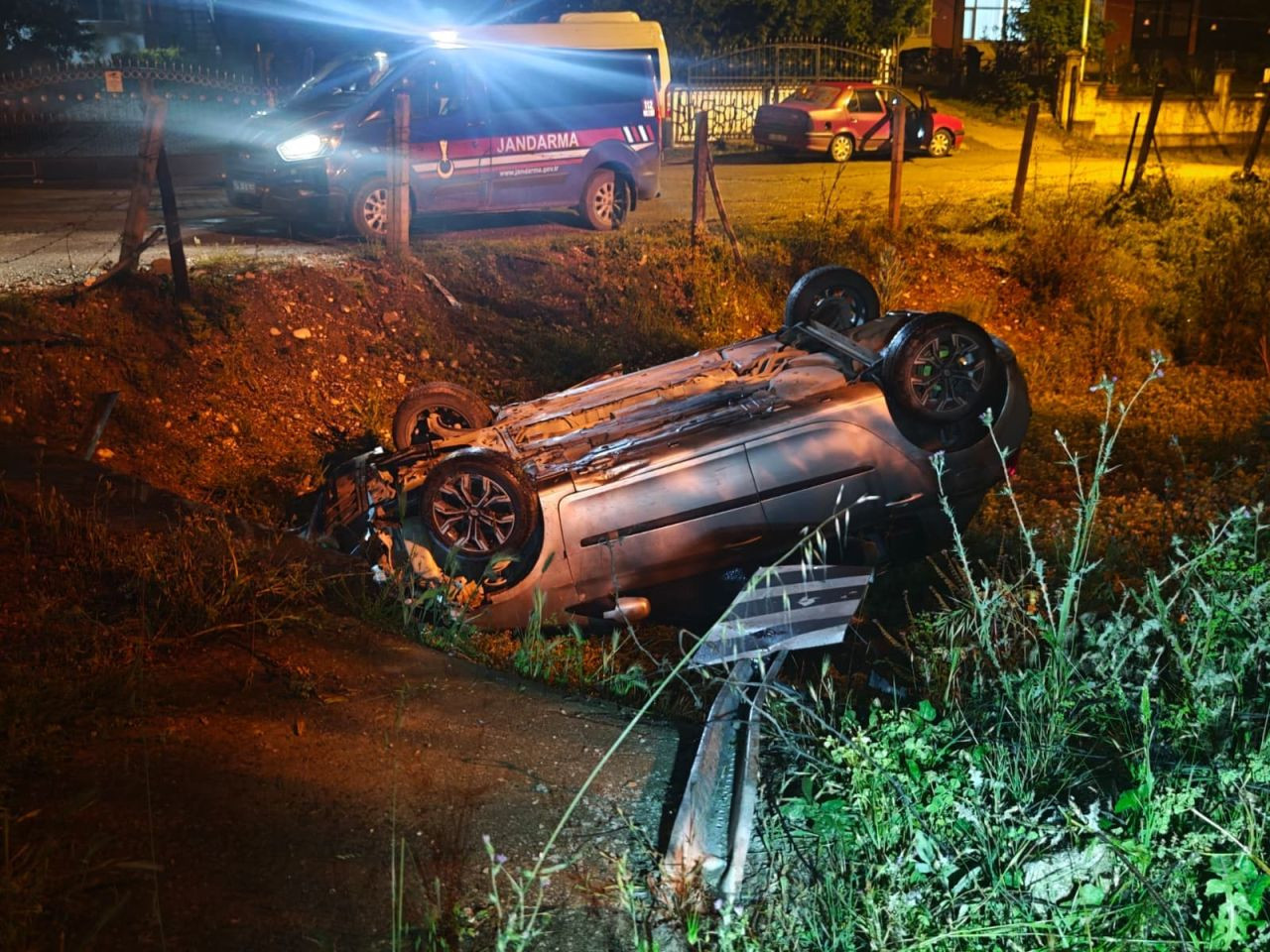 Kanala Uçan Otomobil Hurdaya Döndü, Sürücüler Kaçtı - Sayfa 4