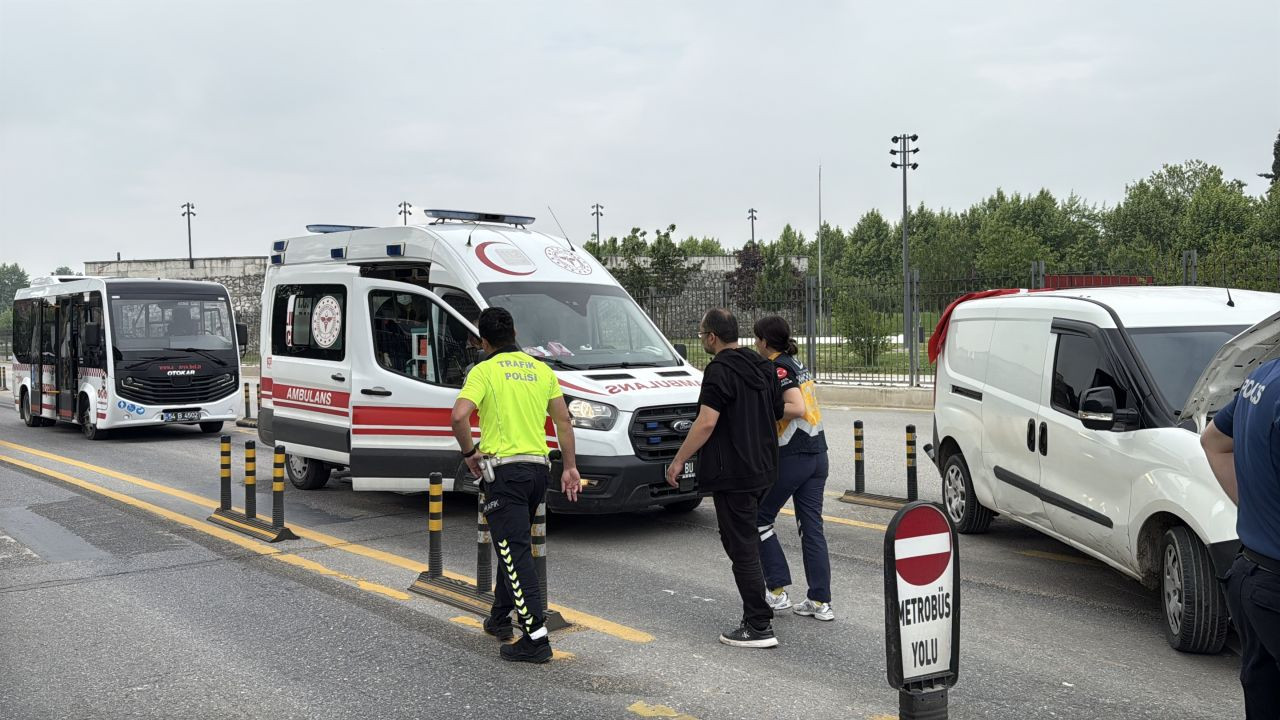 Metrobüs ile Hafif Ticari Araç Çarpıştı, 13 Yolcu Yaralandı - Sayfa 1