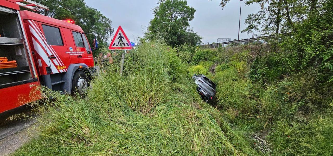 Sapanca’da Su Kanalına Devrilen Otomobildeki 2 Kişi Kurtarıldı - Sayfa 1