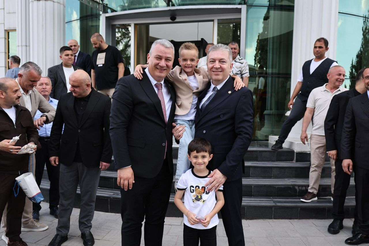 Büyükşehir Belediyesi ve İlçe Belediyeler, Vatandaşla Bayramlaştı - Sayfa 4