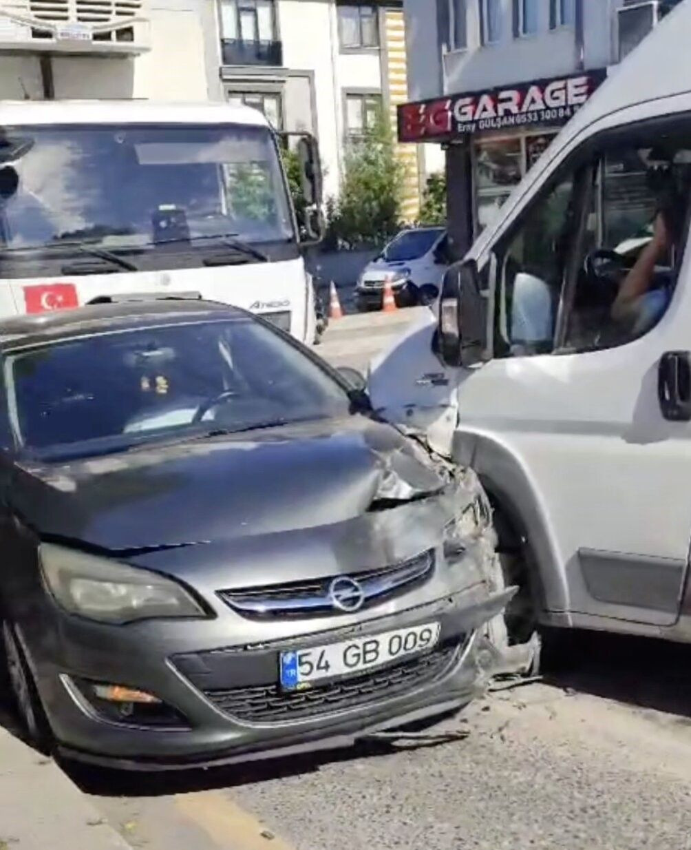 Adapazarı’nda Servis Aracı Scooterlı Çocuğa Çarptı: 2 Yaralı - Sayfa 1