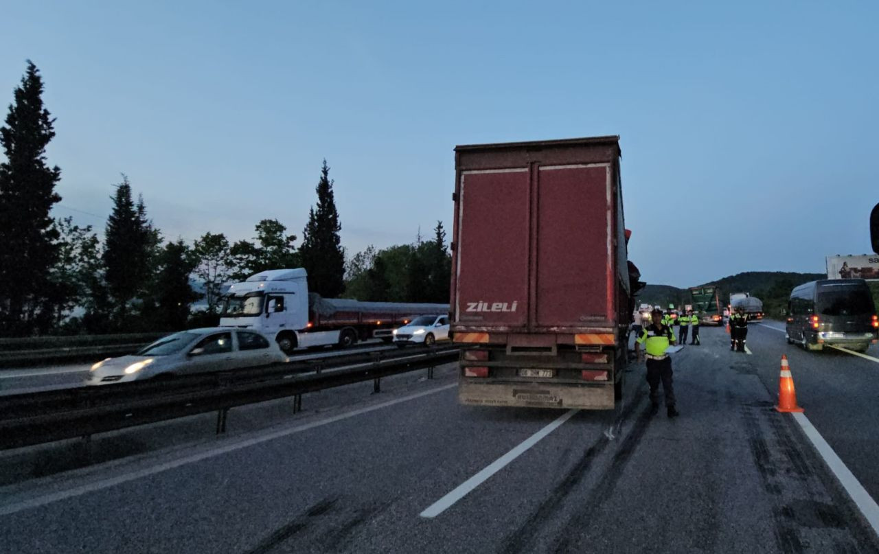 Sakarya’da Otoyolda Kaza: Kamyon Hurdaya Döndü - Sayfa 3