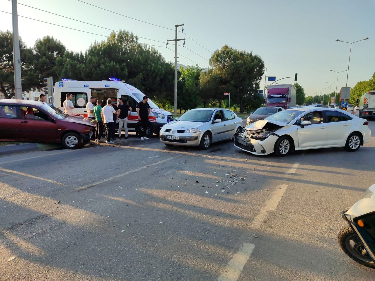Adapazarı’nda İki Otomobil Çarpıştı: 1 Yaralı - Sayfa 1